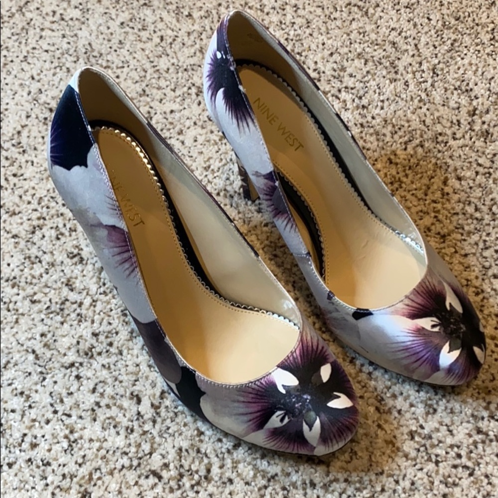 Nine West Floral Pump